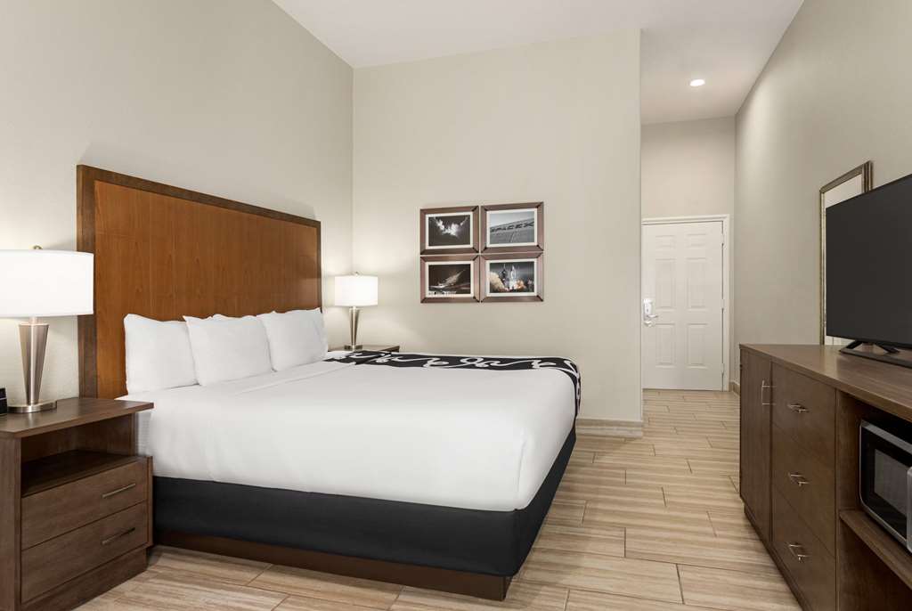 La Quinta Inn & Suites by Wyndham Brownsville North - photo 32