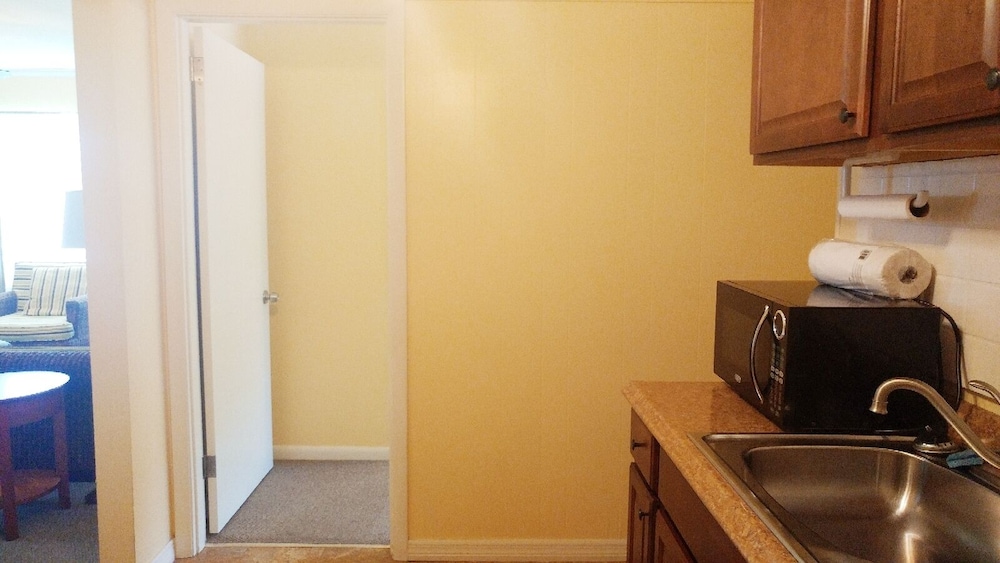Flamingo Inn Bayside Suites - photo 31