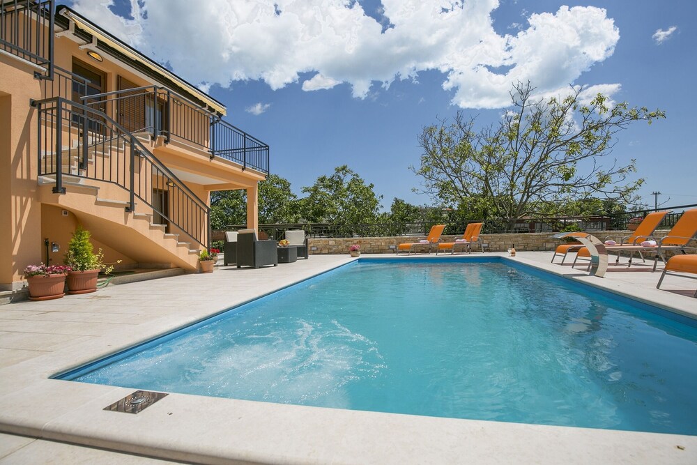 Villa Ana in Central Istria for 12 persons with private saltwater Pool — 4-Star Luxury Hotel in Svetvincenat, Croatia