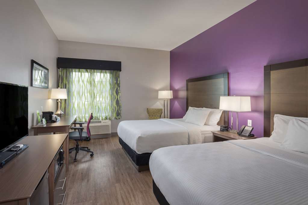 La Quinta Inn & Suites by Wyndham Visalia Sequoia Gateway - photo 23
