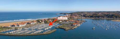 Voilier à quai 4 personnes 2 mn à pieds grande plage in Hendaye, France