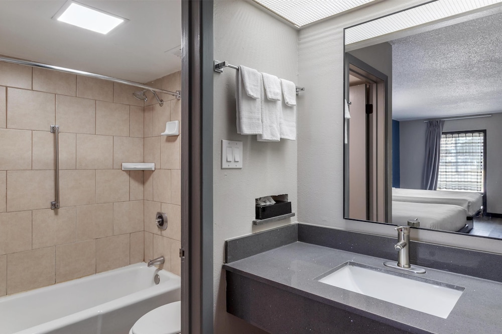 Days Inn by Wyndham Victoria TX East - photo 15