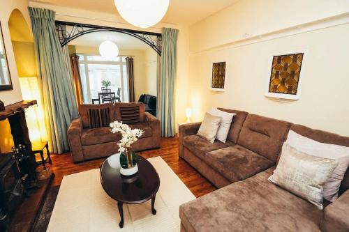 Huge 4 Bed Family Home in Derbyshire with Parking — 4-Star Luxury Hotel in Derby, United Kingdom