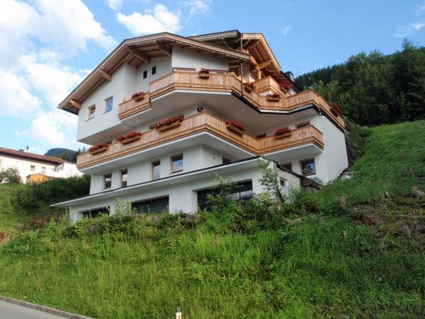 Landhaus Alpenjäger — 4-Star Luxury Hotel in Hainzenberg, Austria