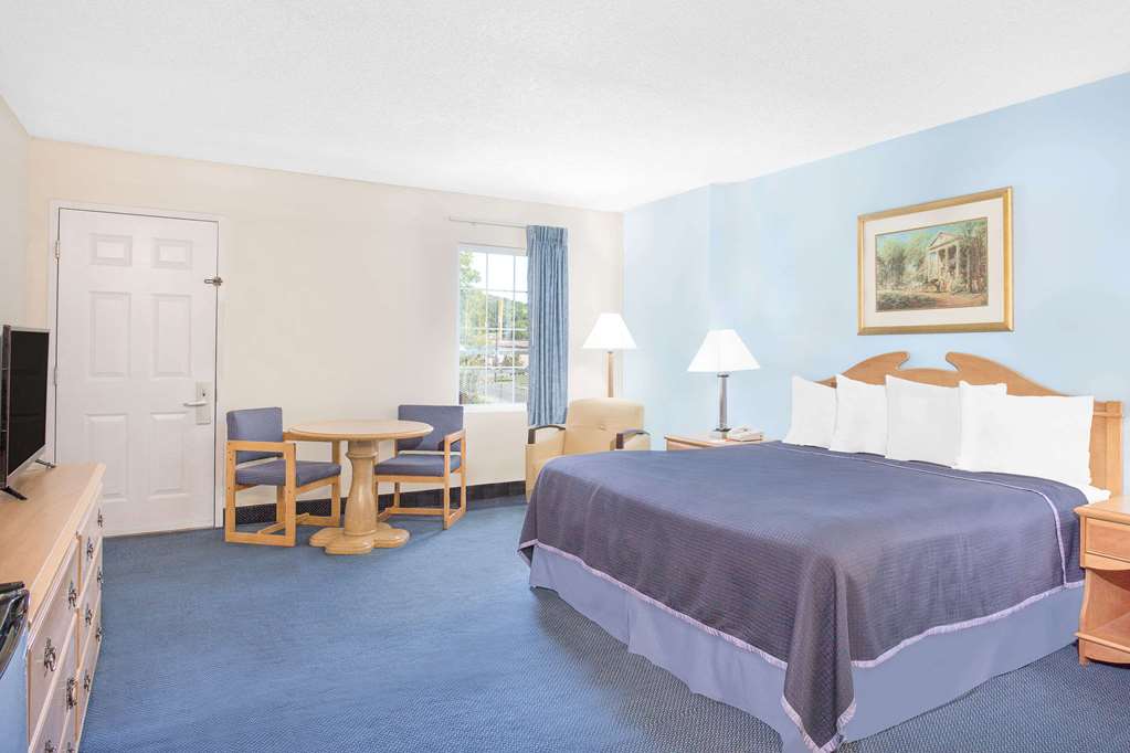 Howard Johnson by Wyndham Staunton - photo 12