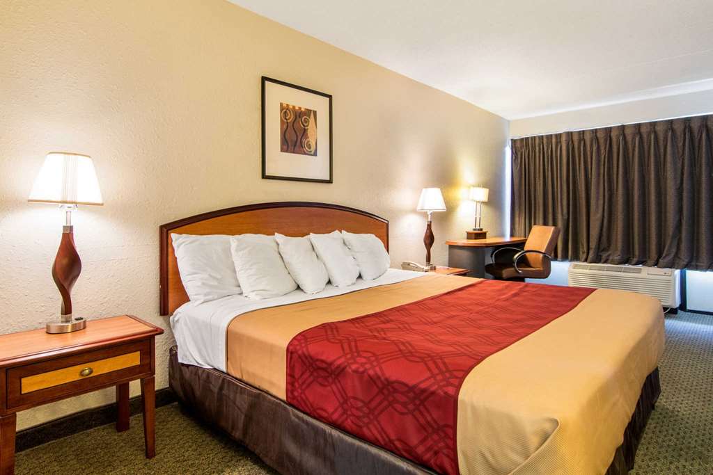 Econo Lodge Inn & Suites Conference Center - photo 8