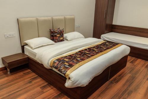 De Manora Homes Unpretentious hotel with a garden posh area Ranjit Avenue