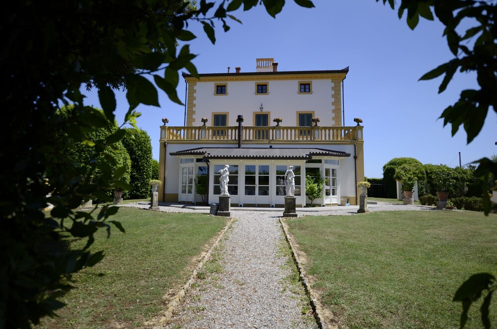 Podere Sant'Antonio — 4-Star Luxury Hotel in Fauglia, Italy