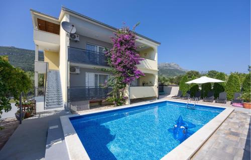Six Bedroom Holiday Home Kastel Luksic With A Fireplace 02 — 4-Star Luxury Hotel in Kastel Luksic, Croatia