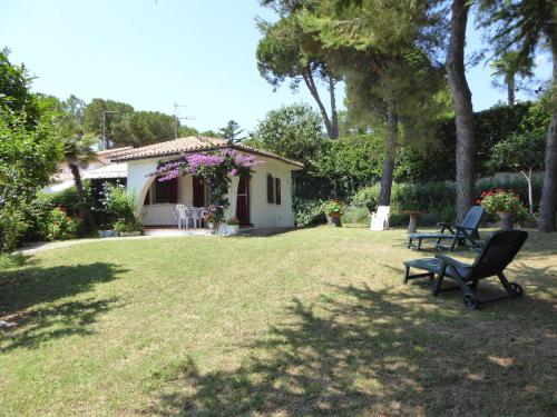 197 Villetta a schiera trilocale al Taunus con portico e ampio giardino di mq 400 climatizzata SPIAGGIA INCLUSA — 4-Star Luxury Hotel in Numana, Italy