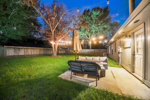 IAH Place: 4 bed patio sleeps 8 in Humble, United States