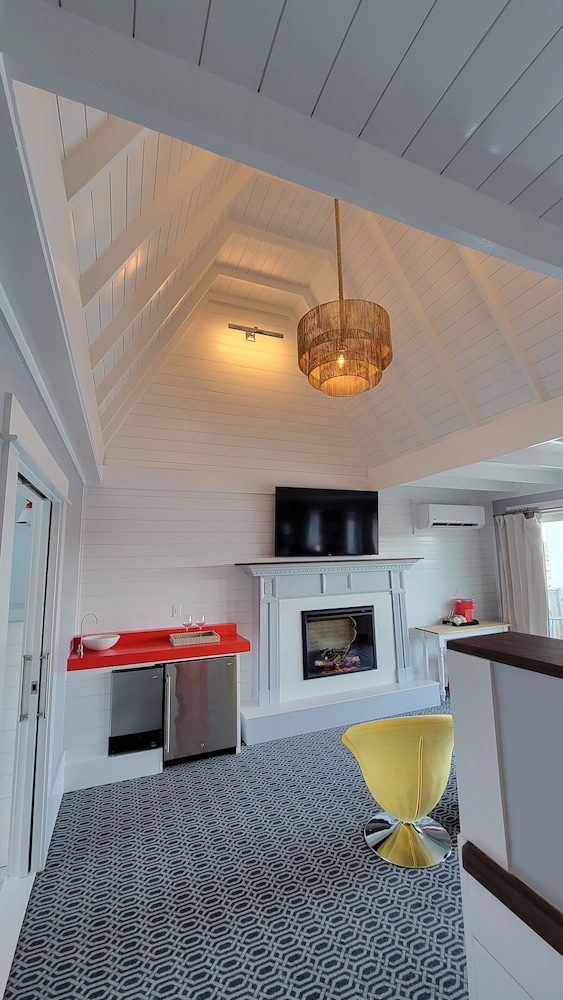 The Hotel at Cape Ann Marina - photo 13