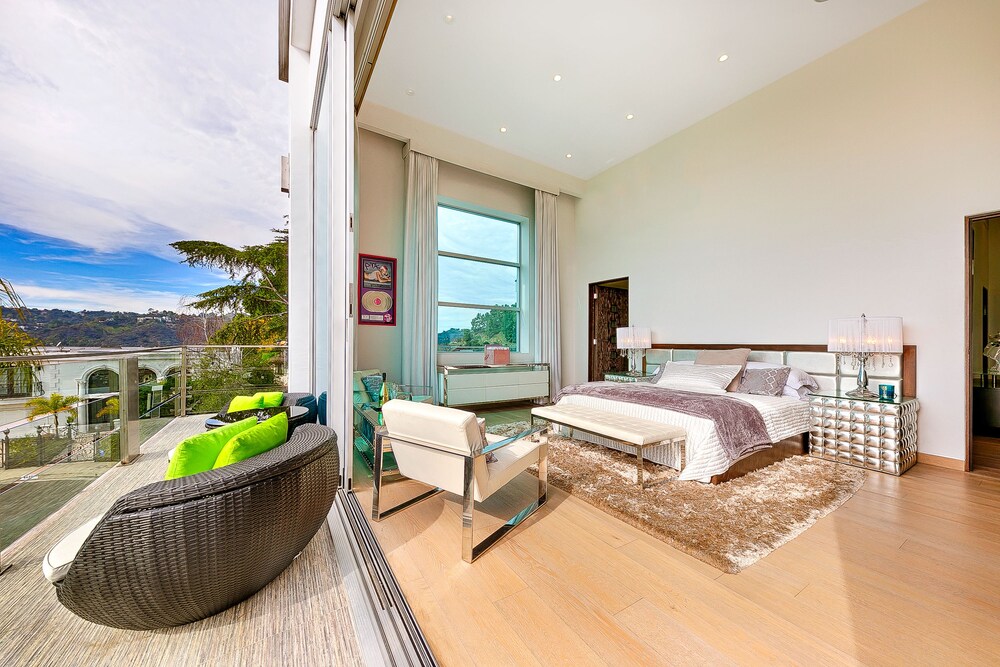 Hollywood Estate With Stunning Views - photo 14