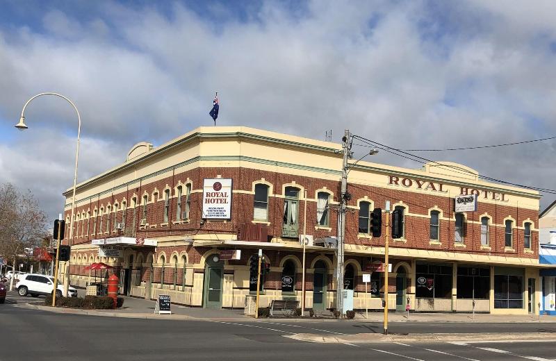 Royal Hotel — hotel in Horsham