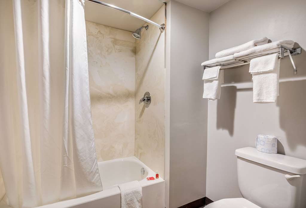 Econo Lodge Milwaukee Airport - photo 7
