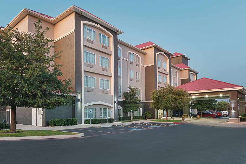 La Quinta Inn & Suites by Wyndham San Antonio Northwest - photo 3