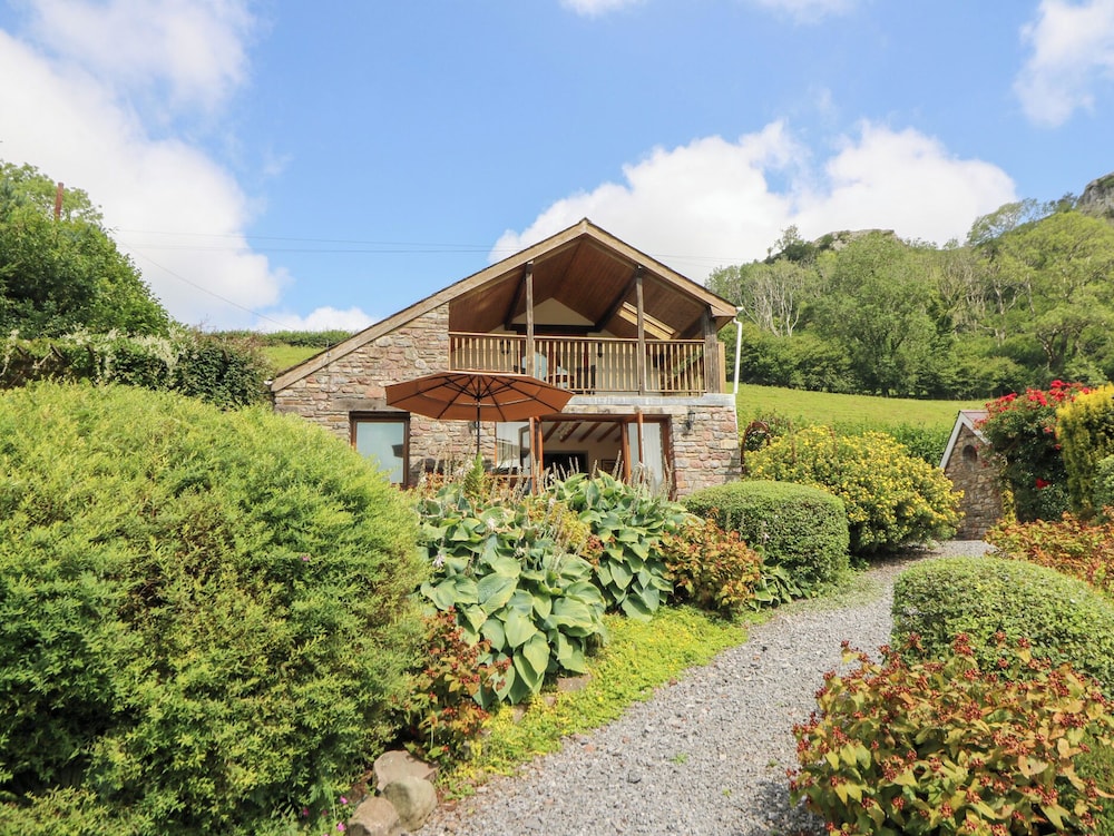 Dan Castell Cottage — 4-Star Luxury Hotel in Llandeilo, United Kingdom