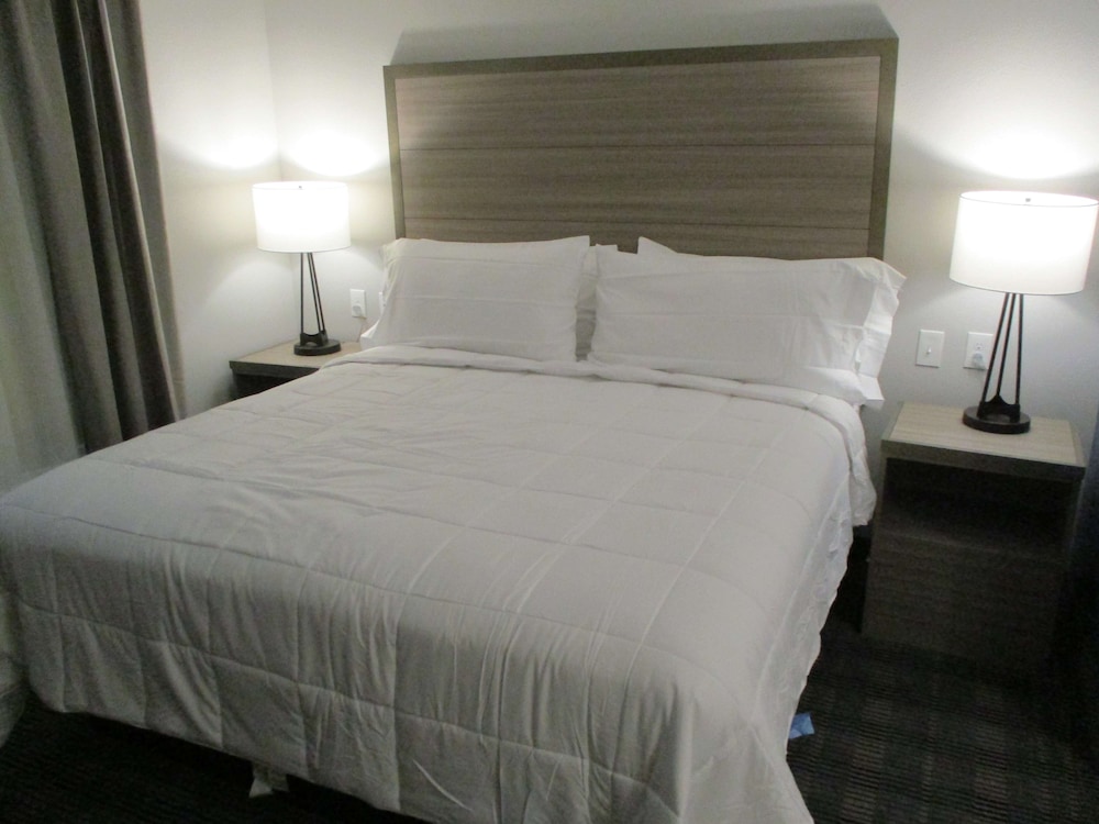 Merica Inn & Suites - photo 9