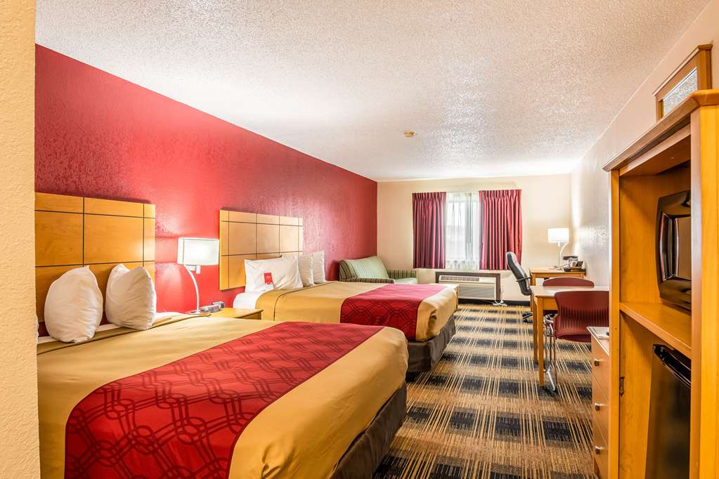 Econo Lodge Topeka at Wanamaker - photo 17