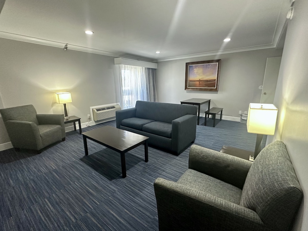 The Pacific Inn - photo 9