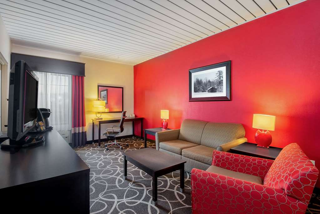 La Quinta Inn & Suites by Wyndham Elkview Charleston NE - photo 31