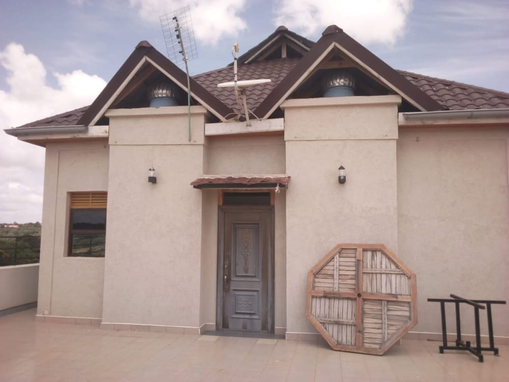 Thorn Tree Hotel in Mwingi, Kenya