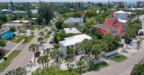 Canal Upper Gorgeous 3 bed 3 bath near SK Village in Siesta Key, United States