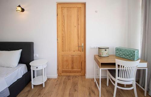 3BR Scenic Terrace Apt in Abanotubani By Wehost