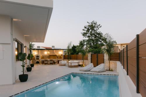 Emerald Harmony Villa with Private Pool & Jacuzzi — 4-Star Luxury Hotel in Rethymno, Greece
