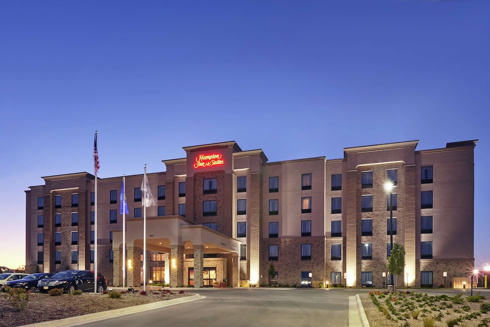 Hampton Inn & Suites Milwaukee Franklin - featured photo