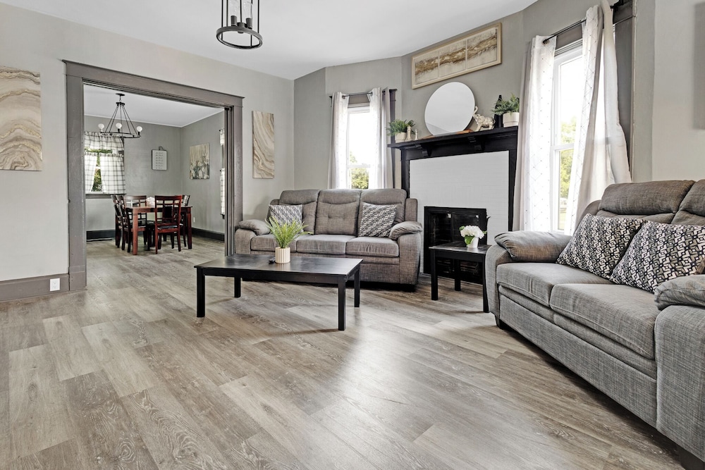 Comfortable 6BR 2Bath in the heart of Niagara Falls in Niagara Falls, United States