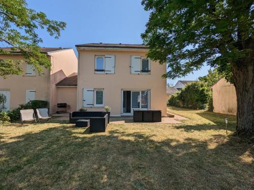 Gîte 10 pers. avec jardin à 200m des commerces proche Loire et forêt d’Orléans FR 1 590 281 pet-friendly hotel Ouzouer-Sur-Loire