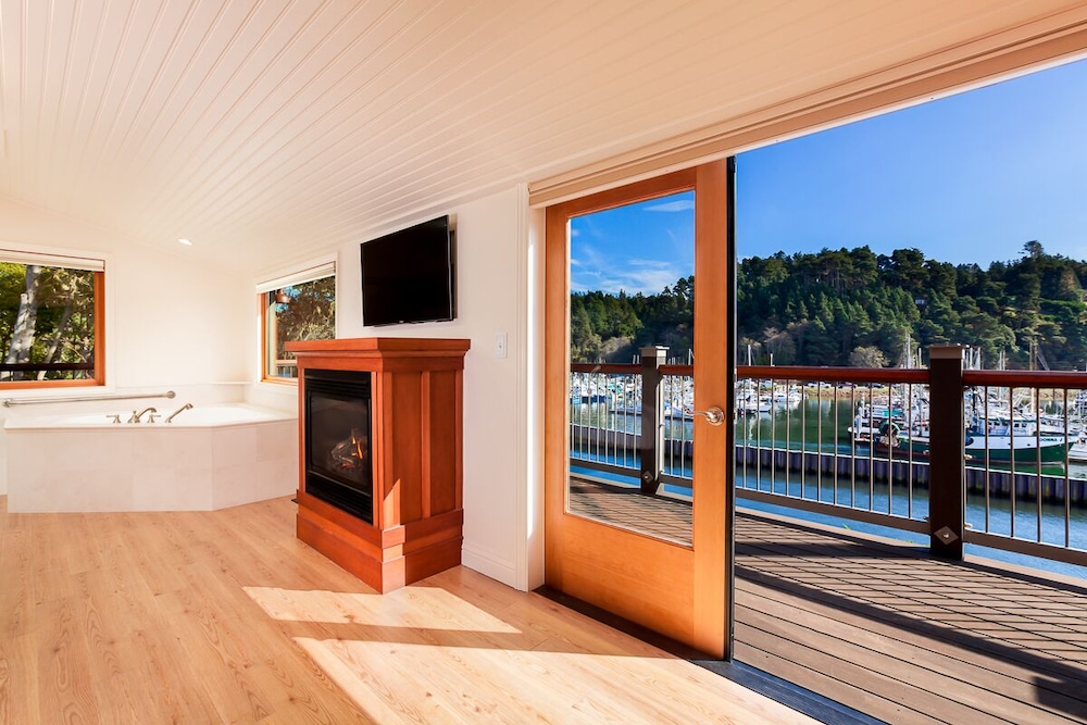 Noyo Harbor Inn Restaurant and Tavern - photo 27
