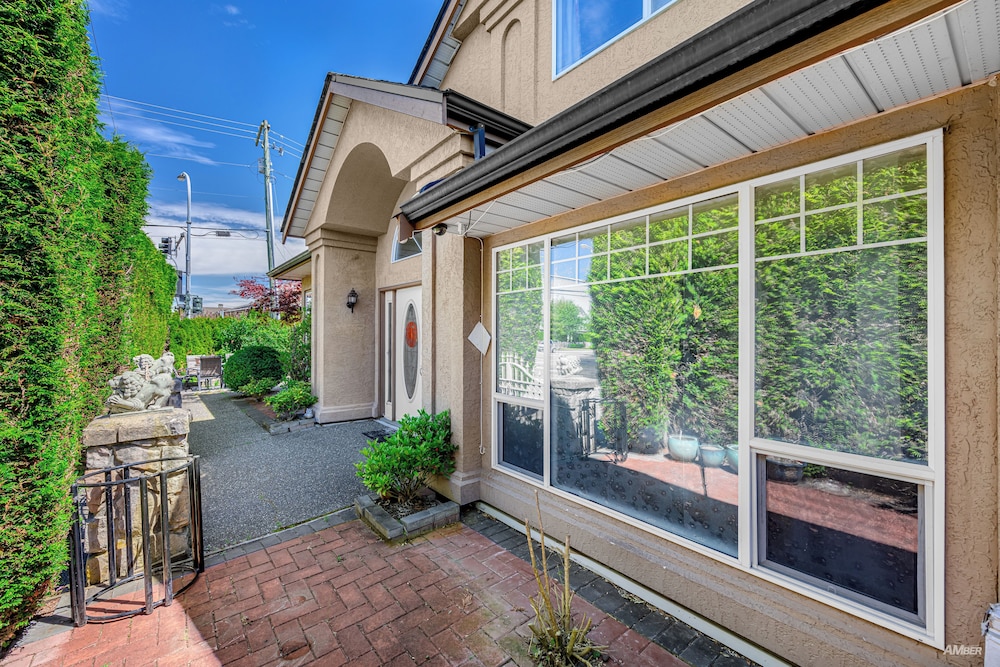 Charming Family Hotel in Richmond, Canada