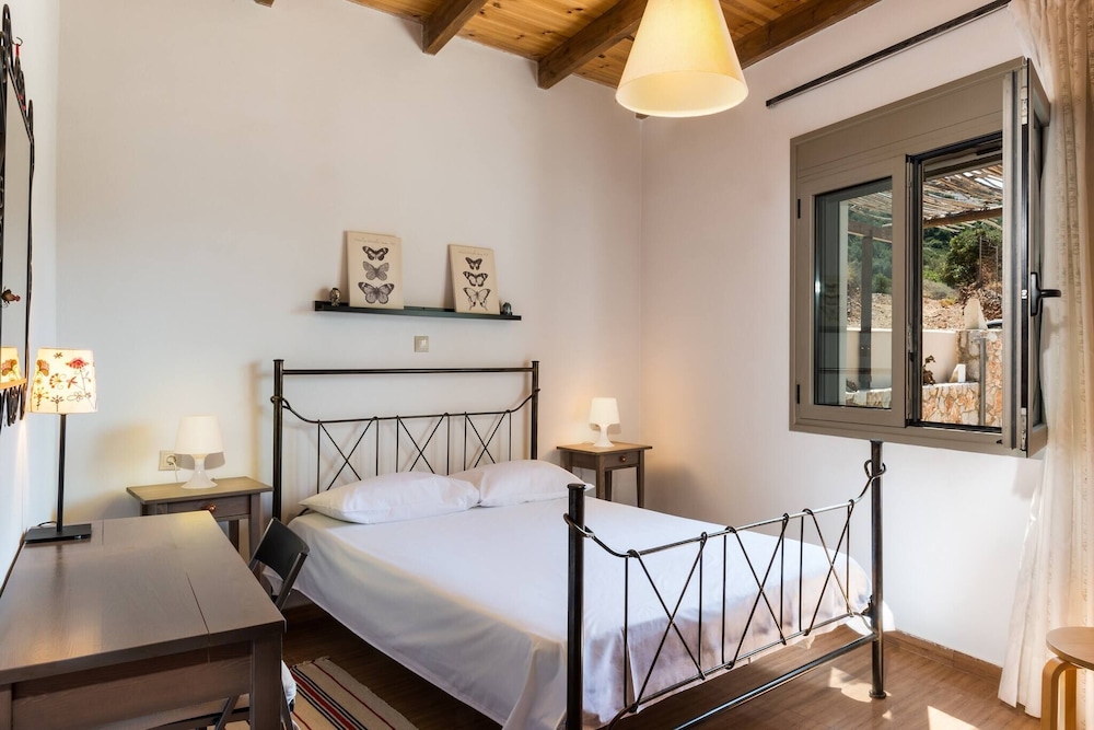 House With Private Place To Swim Solitary View — 4-Star Luxury Hotel in Kolympari, Greece