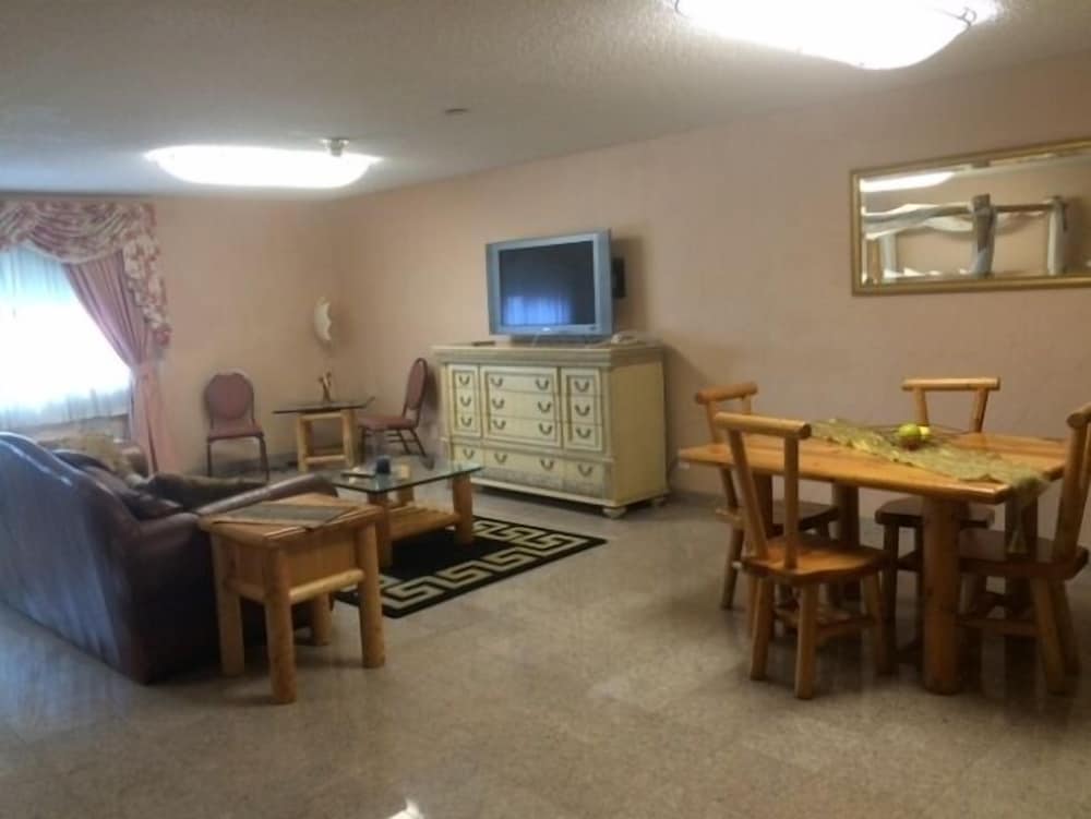 Marvin's Garden Inn - photo 37