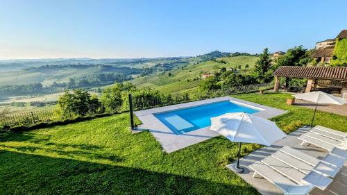 Villa Perla hilltop location with pool — 4-Star Luxury Hotel in Calosso, Italy