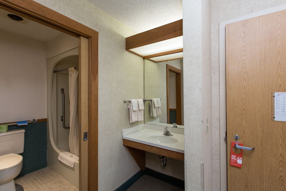 Commodores Inn - photo 31