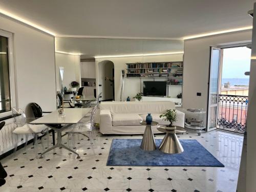 AD Home Mare frontemare 1 minuto dalla spiaggia — 4-Star Luxury Hotel in Genoa, Italy