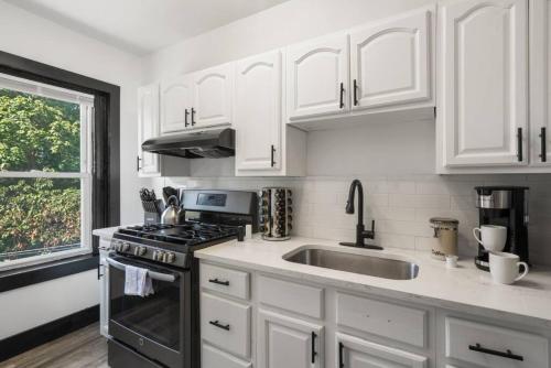 Center City Philadelphia 1BR Apartment Sleeps 4 Walk to Attractions — 4-Star Luxury Hotel in Philadelphia, United States
