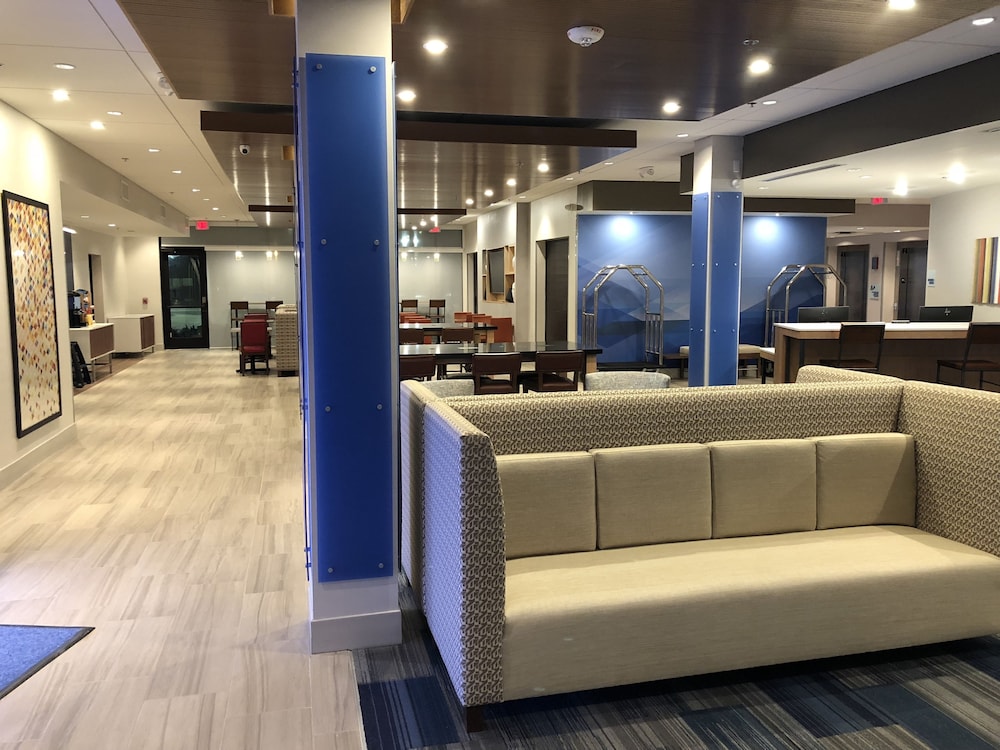 Holiday Inn Express & Suites Racine by IHG - photo 2