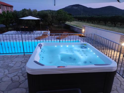 Villa SALT bazen jacuzzy — 4-Star Luxury Hotel in Sukosan, Croatia