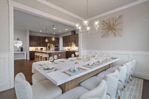Luxury Home 5BR 4BT Near Portland DT Game Room Nature Trails — 4-Star Luxury Hotel in Portland, United States