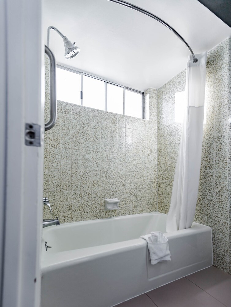 Vagabond Inn Oxnard - photo 15
