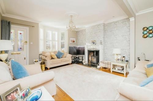 3 Bed 2 Bath Cottage with private parking and garage — 4-Star Luxury Hotel in Ascot, United Kingdom