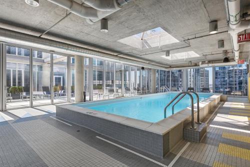 Linea Luxury Living with Indoor Pool and Rooftop Views in The Loop — 4-Star Luxury Hotel in Chicago, United States