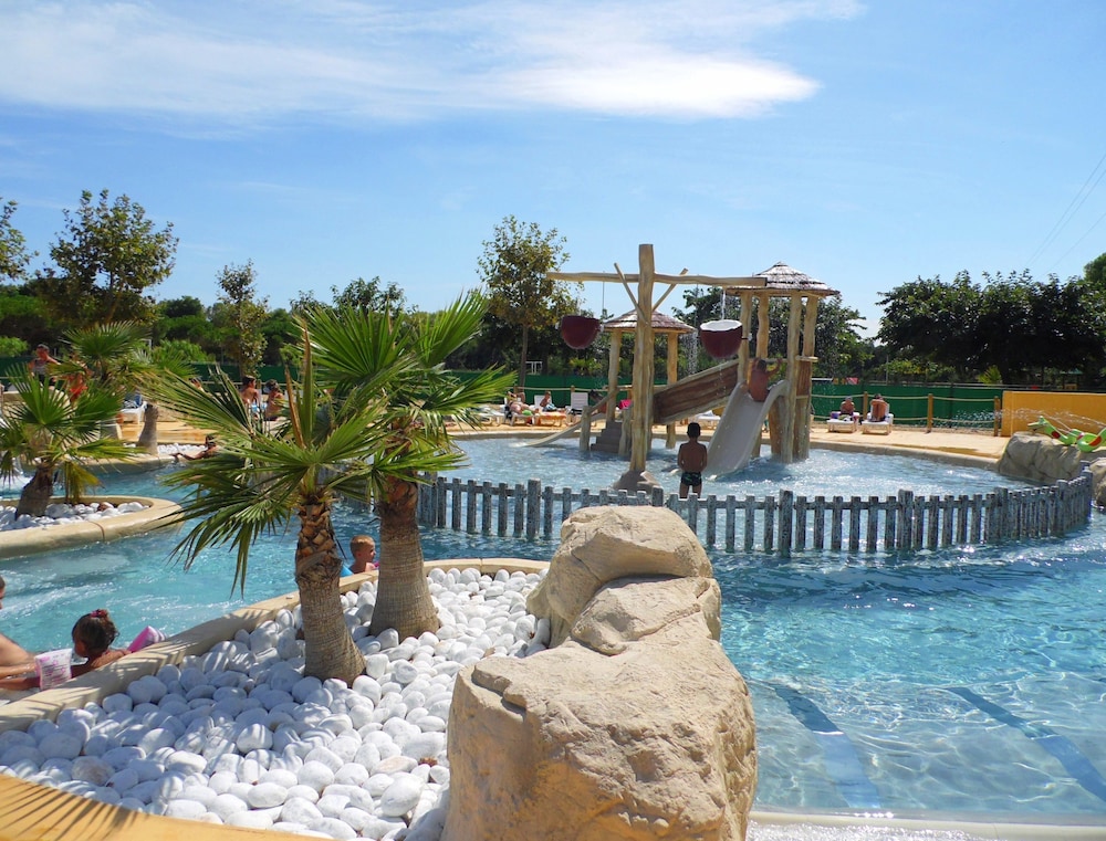 Camping Le Sainte Marie — 4-Star Luxury Hotel in Sainte-Marie-Aux-Chenes, France