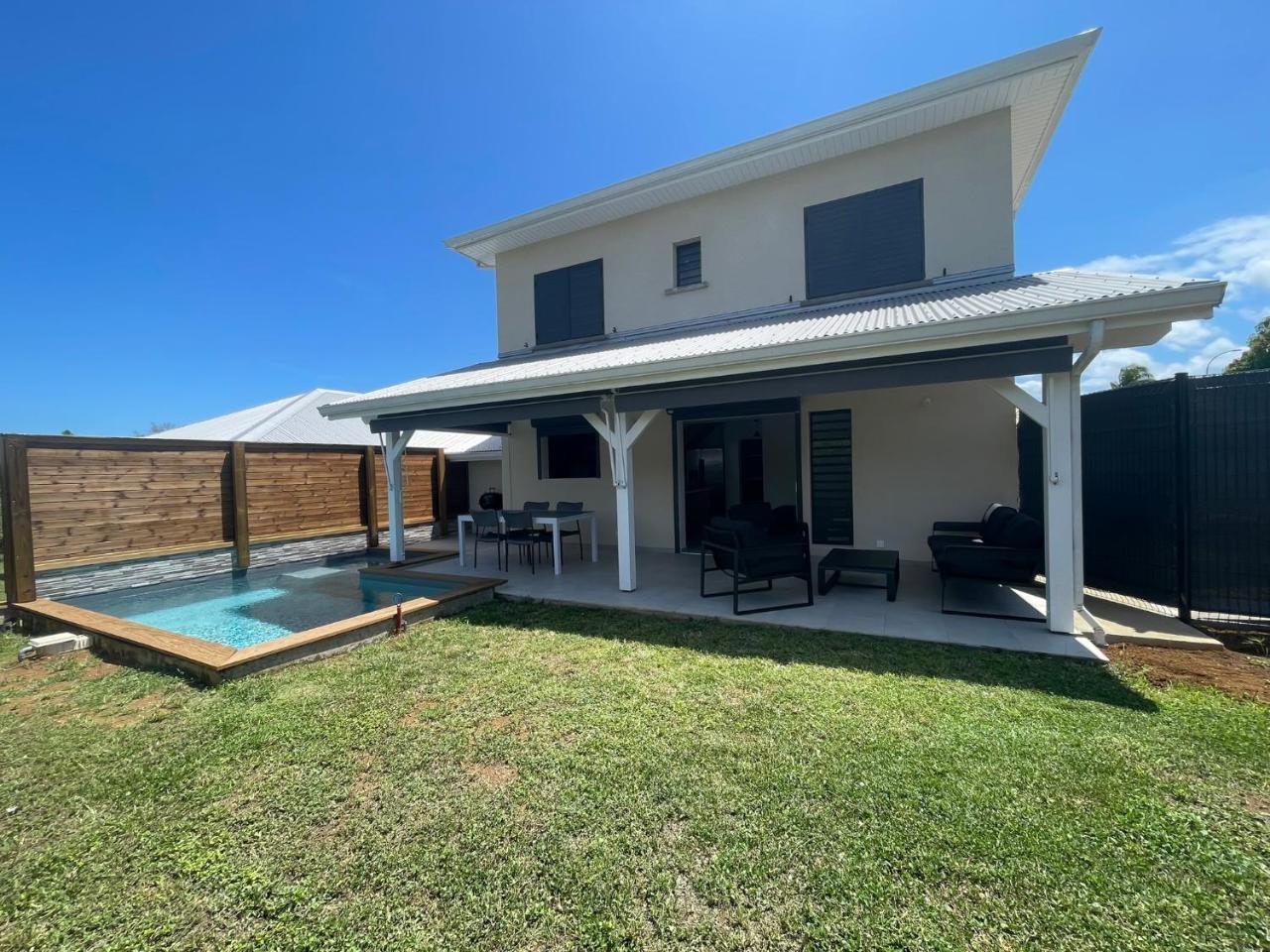 Villas Kanisi 2 et 3 chambres piscines privatives — 4-Star Luxury Hotel in Baie-Mahault, Guadeloupe