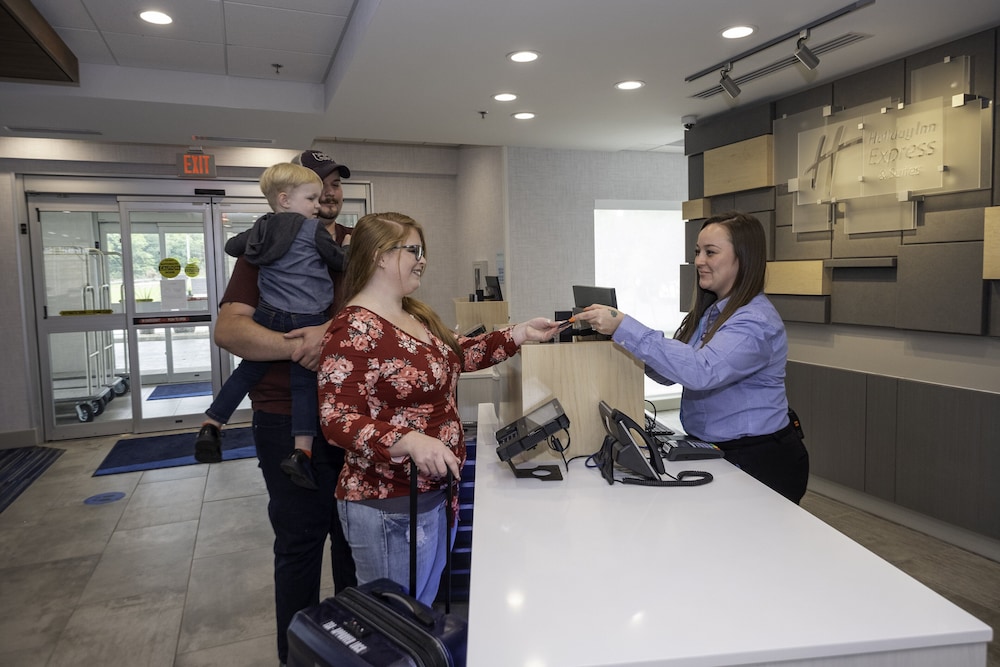 Holiday Inn Express & Suites Staunton by IHG - photo 35