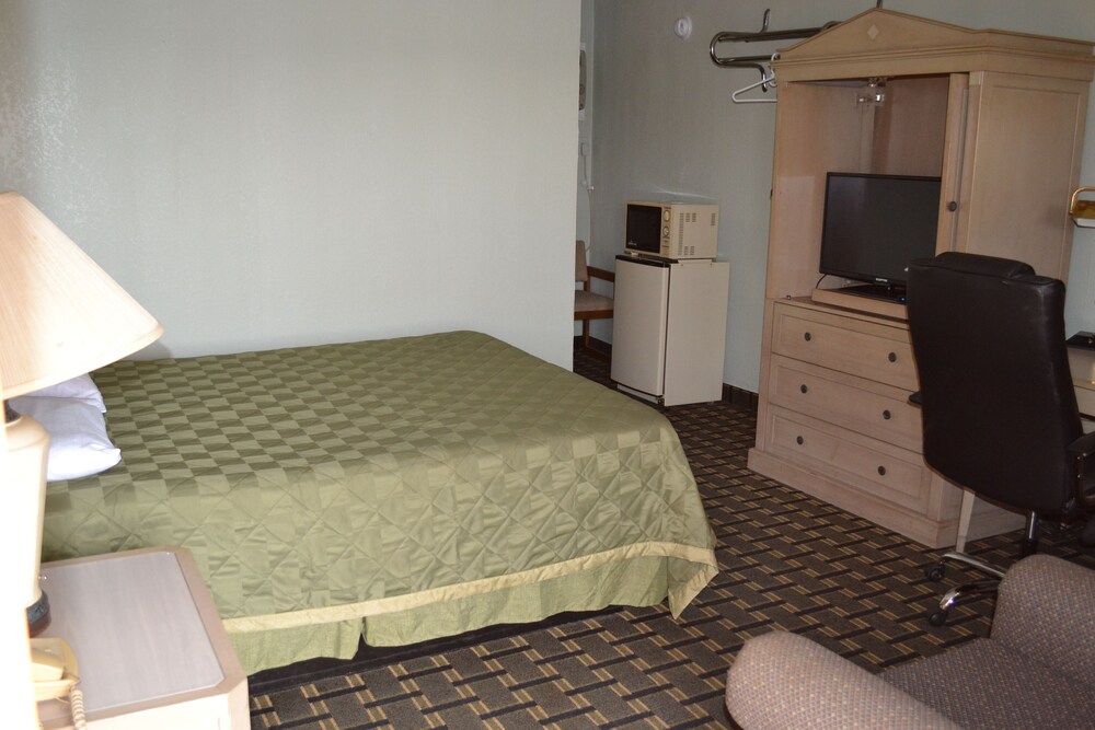 Lake Country Motel - photo 10